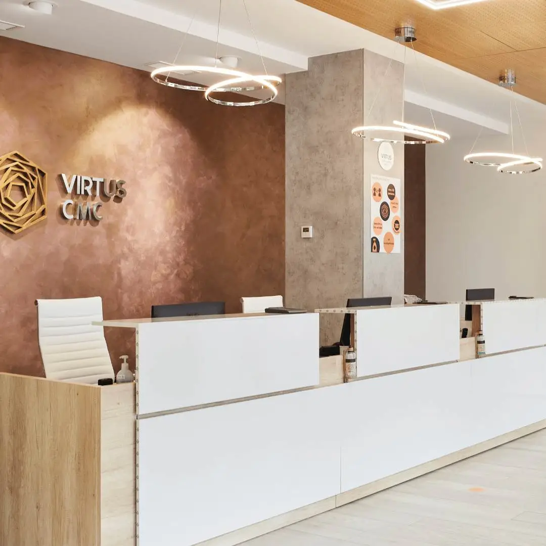 Recepción de centro médico Grupo Virtus en Alcalá de Henares, Av. Complutense, 77.
