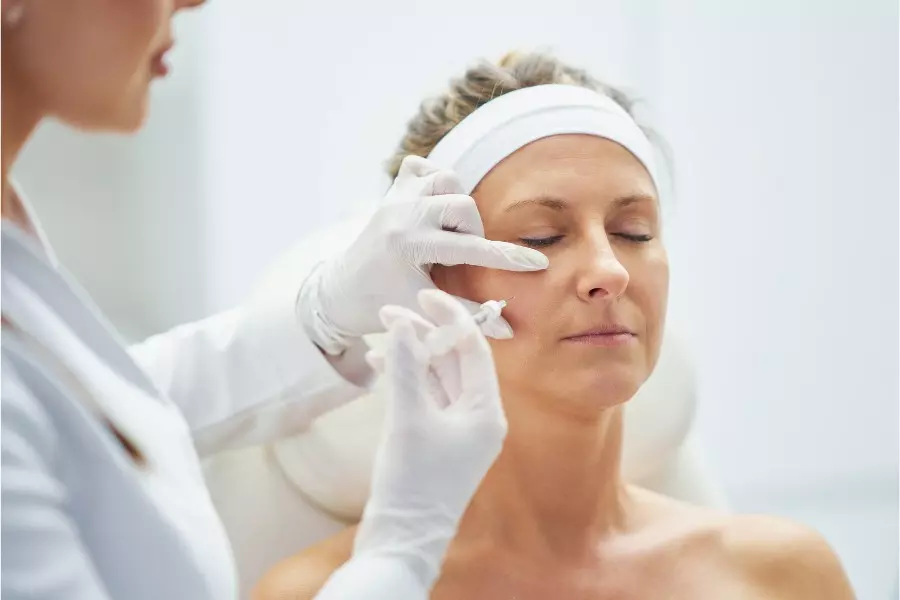 Tratamiento facial de medicina estetica para mujeres. 
