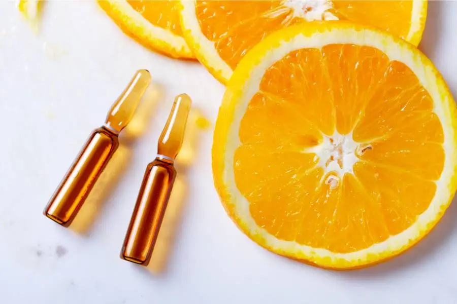 Serum y cosmeticos de vitamina C para el cuidado facial. 